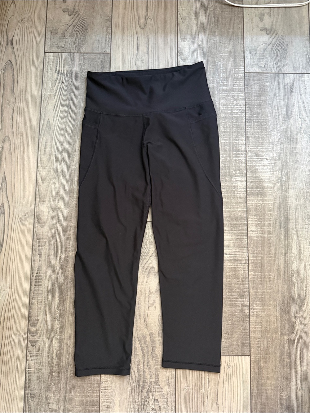 Old Navy Black Capri Leggings with Pockets